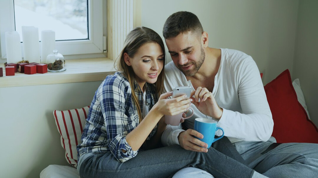 couple setting financial goals together